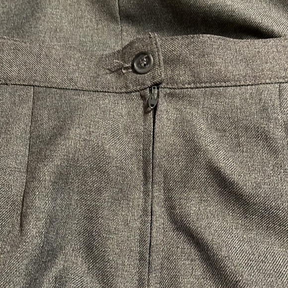 Womens size 14 gray skirt with button and zipper closure and elastic on sides - Picture 4 of 7